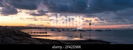 SOUTHEND-ON-SEA, ESSEX, Großbritannien - 04. SEPTEMBER 2010 - Panoramablick auf die Thorpe Esplanade in Richtung Shoebury bei Sonnenaufgang Stockfoto