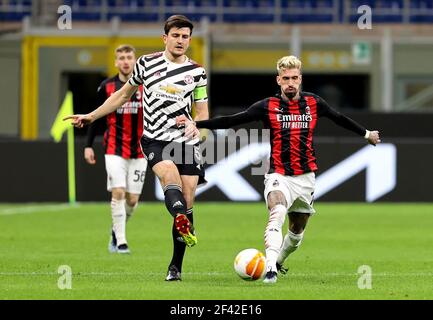 Harry Maguire von Manchester United (links) und Samu Castillejo von AC Mailand kämpfen während der UEFA Europa League Runde der sechzehn Spiele im San Siro Stadion in Mailand, Italien, um den Ball. Bilddatum: Donnerstag, 18. März 2021. Stockfoto