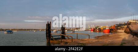 SOUTHEND-ON-SEA, ESSEX, Großbritannien - 16. OKTOBER 2010: Panoramablick auf die Trawler, die am Kai von Old Leigh festgemacht sind Stockfoto