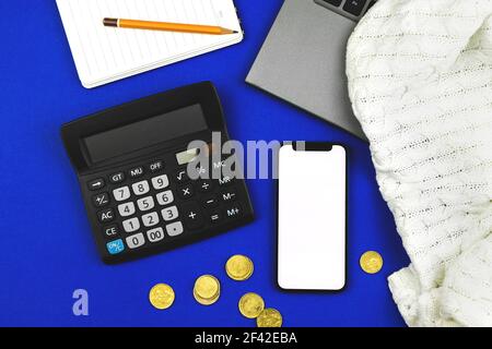 Finanzmockup und Büroschreibtisch, Smartphone mit leerem weißen Bildschirm, Geschäftshintergrund Stockfoto