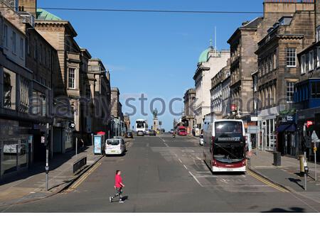 Ein einziger Fußgänger überquert eine verlassene Hanover Street, ruhig wegen der Covid-19 Coronavirus Sperre und zu Hause bleiben Maßnahmen, Edinburgh, Schottland Stockfoto