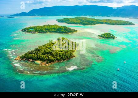 Luftaufnahme der tropischen Mahe Insel und wunderschönen Lagunen, Seychellen Stockfoto