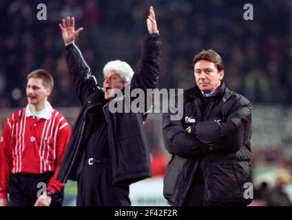 Dortmund, Deutschland 27,2.2000, Fußball: Bundesliga-Saison 1999/2000, Borussia Dortmund (BVB) gegen TSV 1860 München (TSV) 1:1 - Teamleiter Werner Lorant (links) und Bernd KRAUSS (BVB) Stockfoto