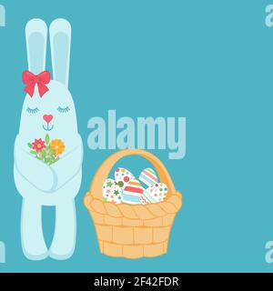 Osterhase mit Schleife und Blumenstrauß in den Pfoten und Korb voller bemalter Eier auf blauem Hintergrund. Osterhintergrund in Pastellfarben Stockfoto