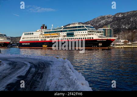 Auto- und Passagierfähre Trollfjord am Festningskaien Kai, im Hafen von Bergen, Norwegen. Schwesterschiff Midnatsol im Bacjground. Stockfoto