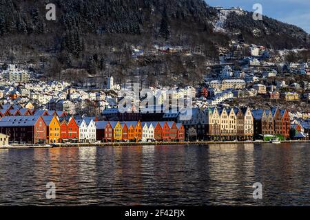 Das historische Gebäude der UNESCO Bryggen entlang Vaagen, in den inneren Hafen von Bergen, Norwegen. Stockfoto