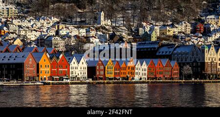 Das historische Gebäude der UNESCO Bryggen entlang Vaagen, in den inneren Hafen von Bergen, Norwegen. Stockfoto