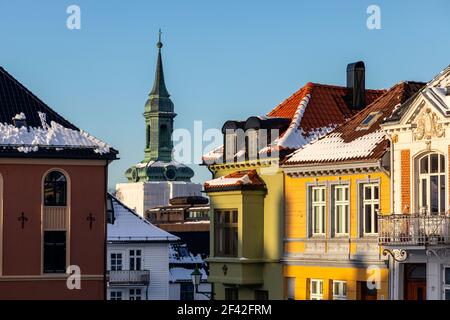 Turm von Nykirken weißen Stein Pfarrkirche im Hafengebiet von Nordnes in Bergen, Norwegen. Das ursprünglich 1622 erbaute Gebäude stammt aus dem Jahr 1764. Stockfoto