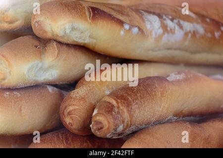 Laibe von französischem Baguette Brot in einem Laden geölt Anzeigefenster Stockfoto