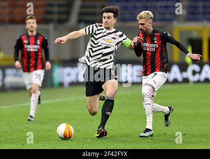 Harry Maguire von Manchester United (links) und Samu Castillejo von AC Mailand kämpfen während der UEFA Europa League Runde der sechzehn Spiele im San Siro Stadion in Mailand, Italien, um den Ball. Bilddatum: Donnerstag, 18. März 2021. Stockfoto