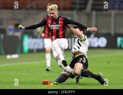 Samu Castillejo (links) von AC Mailand und Harry Maguire von Manchester United kämpfen während des UEFA Europa League Round of Sixteen im San Siro Stadium in Mailand, Italien, um den Ball. Bilddatum: Donnerstag, 18. März 2021. Stockfoto