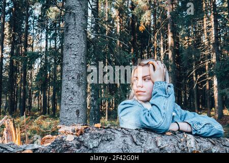 Große schöne Herbstwald, Mädchen in der Mitte. Stockfoto