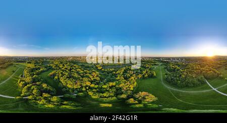 Schöne Luftaufnahme 360 Panorama-Sonnenuntergang auf der europäischen Finanzzentrum-Stadt Frankfurt am Main Downtown Skyline im Frühjahr. Orangefarbene Sonne, blauer Himmel, Wolken, Stockfoto