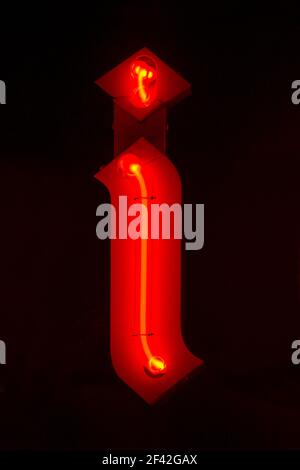 Rot glühender Neonbuchstabe i Stockfoto