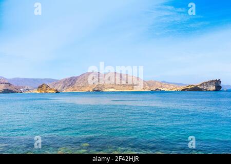 Schöne Landschaft von Muscat Küste, Omani Bay und Hajjar Berge, Oman Stockfoto