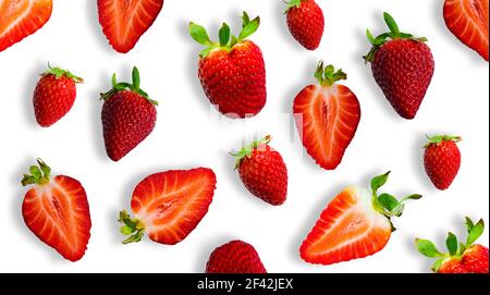 Nahaufnahme von vielen reifen roten Erdbeeren und Erdbeerscheiben isoliert auf weißem Hintergrund. Banner. Stockfoto