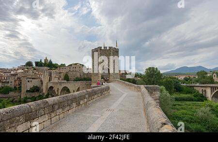 Landschaftlich schöner Panoramablick entlang der Alten Brücke in der mittelalterlichen Stadt Besalu, Katalonien, Spanien. Stockfoto