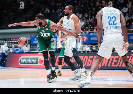 SINT PETERSBURG, RUSSLAND - 18. MÄRZ: Tonye Jekiri aus Bakonia und will Thomas von BC Zenit während des EuroLeague-Spiels der Turkish Airlines zwischen Zenit St Stockfoto