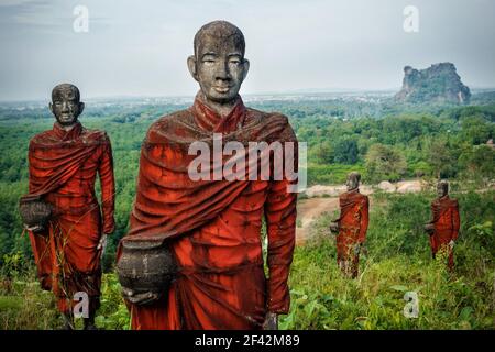 Hunderte von alten Statuen buddhistischer Mönche, die Almosen sammeln, umgeben den Win sein Taw Ya Buddha in Mawlamyine, Myanmar (Burma). Stockfoto