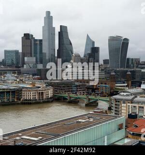 Blick auf das Finanzviertel der Stadt London von der Aussichtsplattform Tate Modern über die Themse bei trübem Wetter in London, England, Großbritannien, Europa Stockfoto