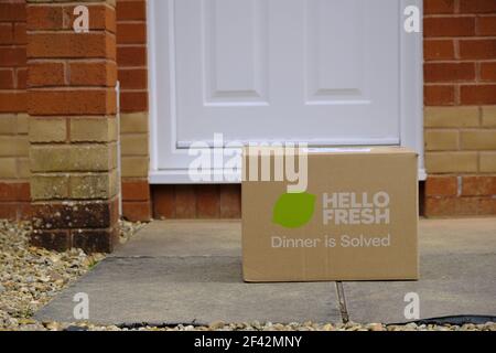 Exeter, UK-March 2021: Eine Hallo Frischekost-Lieferbox vor einer Haustür in Exeter. Hallo Fresh versorgt Abonnenten mit Rezeptsatz-Boxen