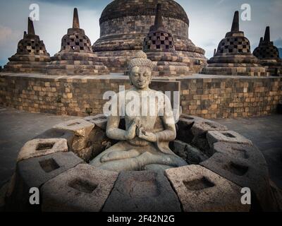 Alte Ruinen von Borobudur, einem 9th-Jahrhundert Mahayana buddhistischen Tempel in Magelang Regency in der Nähe von Yogyakarta in Zentral-Java, Indonesien. Stockfoto