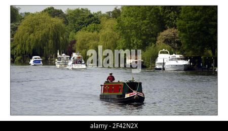 Herrlicher Sommer Henley über Thamespic David Sandison 27/5/2005 Stockfoto