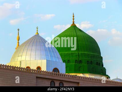 Die berühmten grünen und silbernen Kuppeln der Moschee des Propheten. Die Moschee wurde vom Propheten Muhammad gegründet. Masjid an-Nabawi. Stockfoto