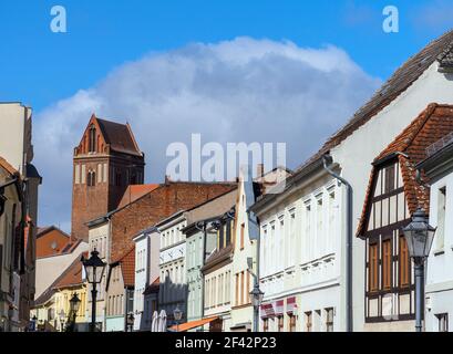 Perleberg, Deutschland. März 2021, 16th. Der Turm der St. Jakobs Kirche über den Dächern von Wohn- und Geschäftsgebäuden im Stadtzentrum. Die Kreisstadt in der Prignitz trägt auch den nicht-offiziellen Namen Rolandstadt. Quelle: Soeren Stache/dpa-Zentralbild/ZB/dpa/Alamy Live News Stockfoto