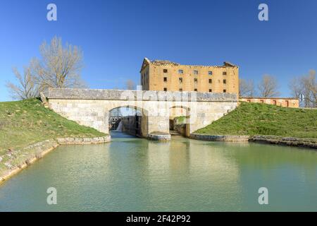 Ein Gebäude in der Nähe des Kanals Castilla, Tamariz de Campos, Valladolid, Spanien Stockfoto