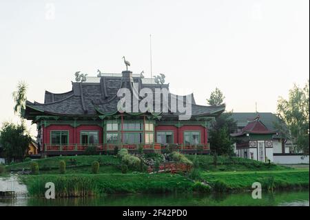 Teures Gebäude im chinesischen Stil am Ufer des Flusses. Brech-Komplex, Tschernihiw-Region Stockfoto