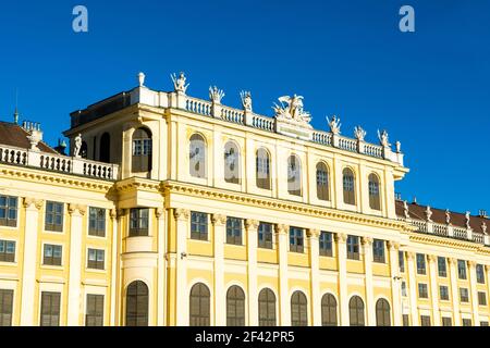 Wien, Österreich - 25. Dezember 2017: Detail Bodenansicht der Fassade des Schlosses Schönbrunn - der ehemaligen kaiserlichen Sommerresidenz Stockfoto