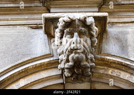 Nahaufnahme einer Gesichtsskulptur eines alten Mannes mit Bart an der Wand, Venetien, Italien Stockfoto