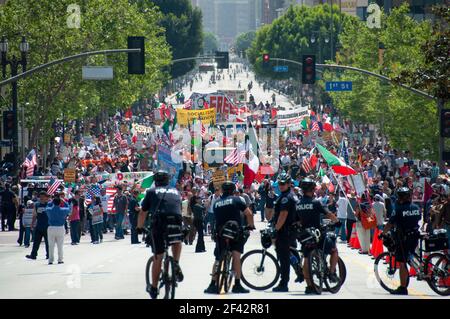 Eine große Menschenmenge marschiert während einer Mayday-Kundgebung in Downtown Los Angeles im Jahr 2009. Stockfoto