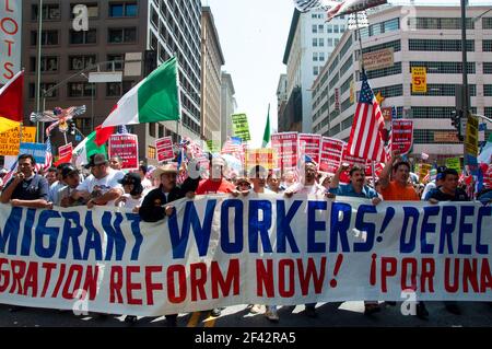 Eine Menschenmenge marschiert mit einem großen Schild für Immigranten während eines Immigrationsrechtsprotest in Downtown Los Angeles im Jahr 2009. Stockfoto