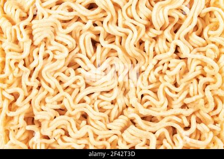 Struktur einer Instant Nudelsuppe. Trockene Pasta in Instant-Gerichte verwendet. Heller Hintergrund. Stockfoto