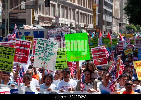 Eine Menschenmenge marschiert während eines Immigrationsrechts-Protestes in Downtown Los Angeles im Jahr 2009. Stockfoto