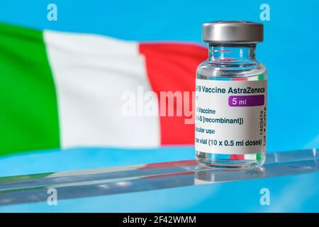 Montreal, CA - 18. März 2021: Fläschchen mit AstraZeneca Covid-19-Impfstoff vor einer italienischen Flagge Stockfoto