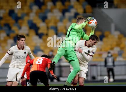 KIEW, UKRAINE - 18. MÄRZ 2021 - Torhüter Pau Lopez von A.S. Roma sichert den Ball während der UEFA Europa League Runde von 16 2nd Beinspiel gegen FC Shakhtar Donetsk in der NSC Olimpiyskiy, Kiew, Hauptstadt der Ukraine. Stockfoto