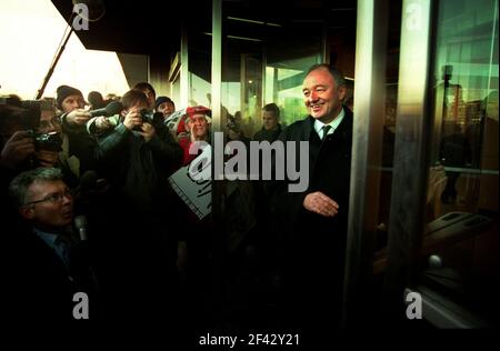 Ken Livingstone überlässt Millbank in die Wartepresse Nov 1999Ken Livingstone Ist auf der Labour-Shortlist des Bürgermeisters von London Stockfoto