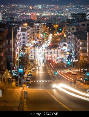 Ankara, Türkei-März 12 2021: Cevizlidere Straße mit langer Belichtung und Bewegung verschwommen in der Nacht Stockfoto