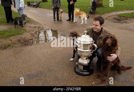 NATIONALE MARKTEINFÜHRUNG VON CRUFTS 2007 im NEC Birmingham 8th. - 11th. März statt. Fotoanruf im Green Park in London. Matt Baker, Crufts BBC-Moderator mit Eris und Bourdon der deutsche Langhaar-Pointer-Pic David Sandison Stockfoto