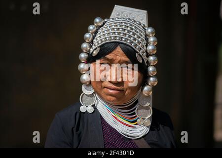 Porträt einer erwachsenen Frau des Stammes Akha bei Kengtung, Myanmar Stockfoto