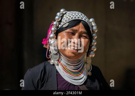 Porträt einer lächelnden erwachsenen Frau des Stammes der Akha in der Nähe von Kengtung, Myanmar Stockfoto