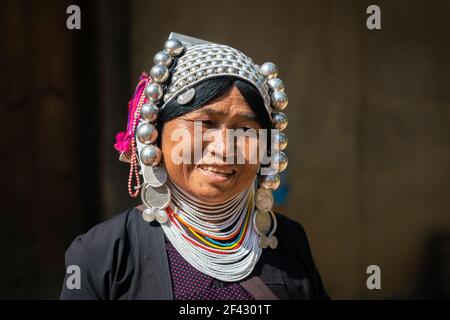 Porträt einer lächelnden erwachsenen Frau des Stammes der Akha in der Nähe von Kengtung, Myanmar Stockfoto