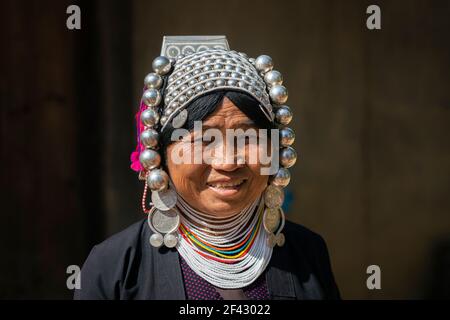 Porträt einer lächelnden erwachsenen Frau des Stammes der Akha in der Nähe von Kengtung, Myanmar Stockfoto