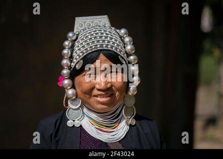 Porträt einer lächelnden erwachsenen Frau des Stammes der Akha in der Nähe von Kengtung, Myanmar Stockfoto