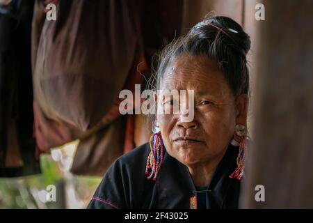 Porträt einer erwachsenen Frau des Stammes eng wegschauen, in der Nähe von Kengtung, Myanmar Stockfoto