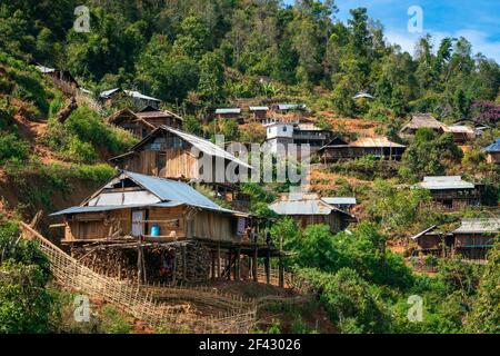 Häuser in abgelegenen Dorf der eng Stamm in den Bergen in der Nähe von Kengtung, Myanmar Stockfoto