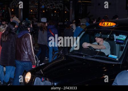 London, Großbritannien. März 2021, 16th. Der Taxifahrer wartet, während die Protestierenden die Straßen übernehmen. Tausende versammelten sich auf dem Parliament Square, um das Bewusstsein für die Sicherheit von Frauen zu schärfen und gegen das PCSC-Gesetz zu protestieren. Die Polizei im Zentrum Londons nahm am Montagabend Verhaftungen vor, als Tausende von Menschen sich versammelten, um gegen die Verabschiedung eines neuen Polizeigesetzes zu protestieren und Gewalt gegen Frauen hervorzuheben. Die Gesetzesvorlage für Polizei, Kriminalität, Verurteilung und Gerichte wurde von zivilgesellschaftlichen Gruppen als Angriff auf einige der grundlegendsten Rechte der Bürger kritisiert. Proteste um den Gesetzesentwurf haben sich mit denen verschlungen, die auf die dea reagieren Stockfoto